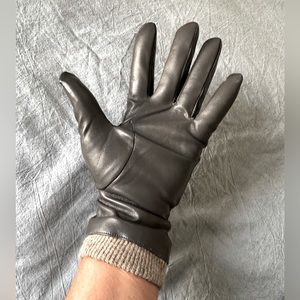 NWT - women’s leather driving gloves lined with sheep skin.